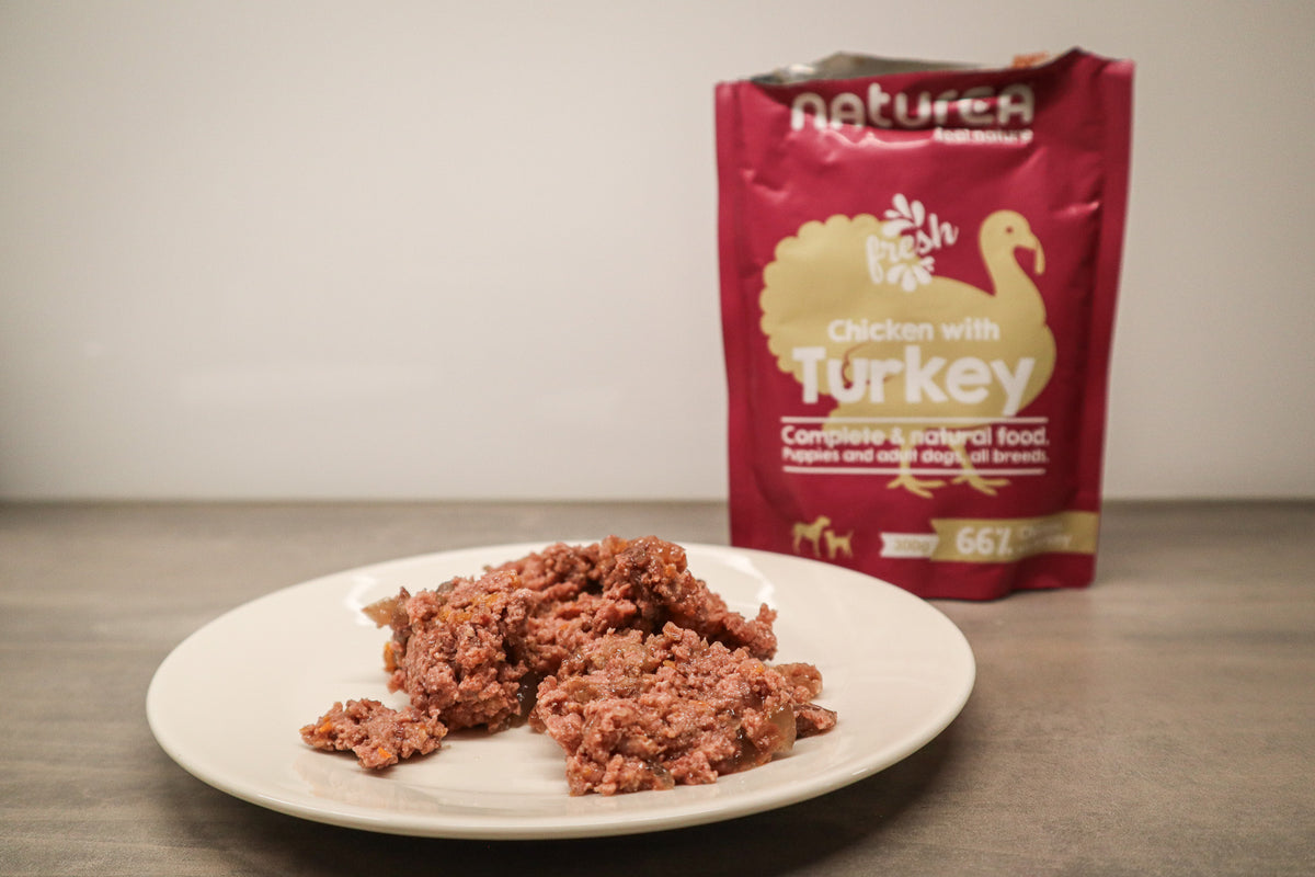 Naturea Turkey koiran märkäruoka lautasella
