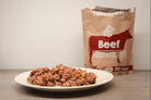 Naturea Beef koiran märkäruoka lautasella
